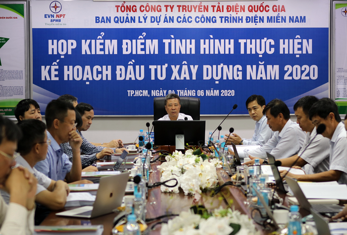 Ông Đặng Phan Tường - Chủ tịch Hội đồng thành viên EVNNPT chủ trì cuộc họp kiểm điểm tình hình thực hiện kế hoạch đầu tư xây dựng năm 2020 của SPMB.