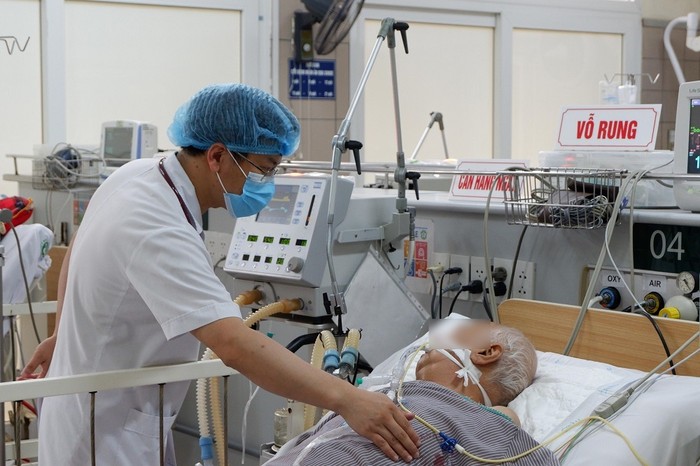 Nam bệnh nhân trong vụ ngộ độc Botulinum điều trị tại Bệnh viện Bạch Mai. Ảnh: Ảnh Cục An toàn Thực phẩm cung cấp.