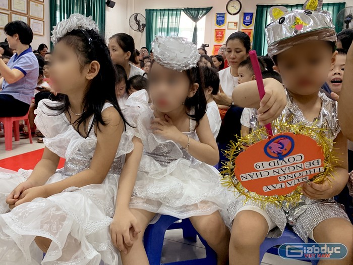 Các cháu học sinh Trung tâm Sao Mai trong trang phục đẹp tại lễ khai giảng năm học mới. Ảnh: Tùng Dương.