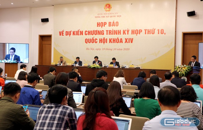Buổi họp báo về kỳ họp thứ 10, Quốc hội khoá XIV được tổ chức chiều ngày 19/10, tại Nhà Quốc hội. Ảnh: Tùng Dương.