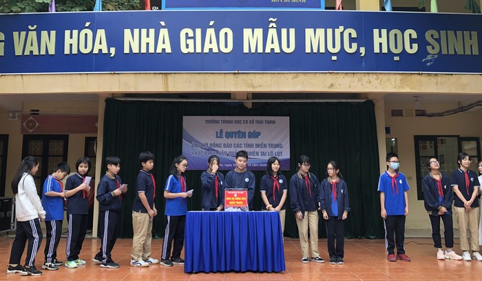 Các em học sinh Trường Trung học cơ sở Thái Thịnh, quận Đống Đa, Hà Nội tại buổi quyên góp ủng hộ đồng bào miền Trung bị lũ lụt. Ảnh: THCS Thái Thịnh.