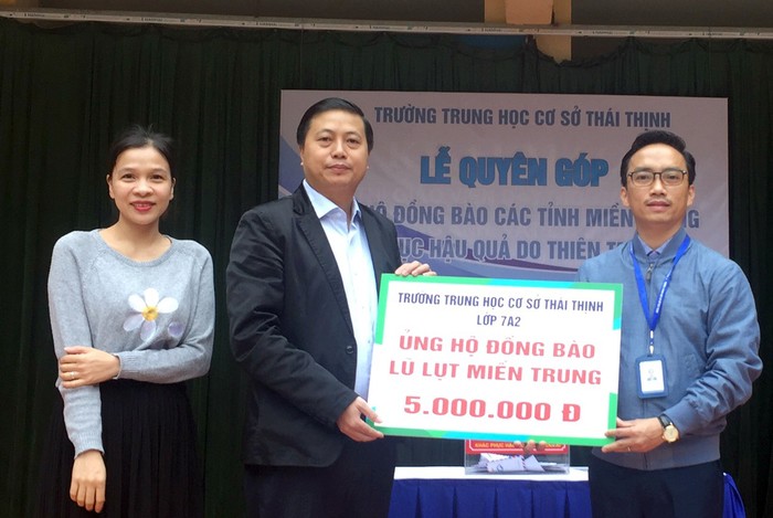 Nhà giáo Nguyễn Cao Cường - Hiệu trưởng Trường Trung học cơ sở Thái Thịnh (người ngoài cùng bên phải ảnh) tiếp nhận tiền ủng hộ của các em học sinh lớp 7A2. Ảnh: THCS THái Thịnh.
