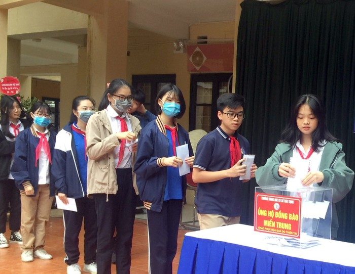 Các em học sinh Trường Trung học cơ sở Thái Thịnh trong buổi quyên góp. Ảnh: THCS Thái thịnh.