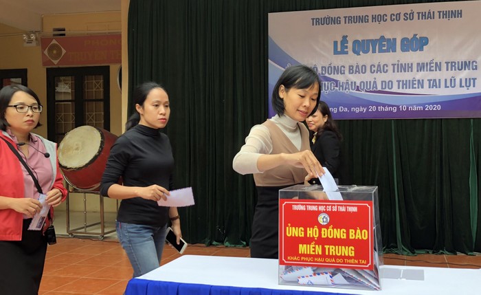Cán bộ giáo viên Trường Trung học cơ sở Thái Thịnh trong buổi quyên góp. Ảnh: THCS Thái thịnh.