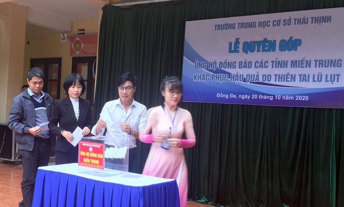 Cán bộ giáo viên, phụ huynh của Trường Trung học cơ sở Thái Thịnh trong buổi quyên góp. Ảnh: THCS Thái thịnh.