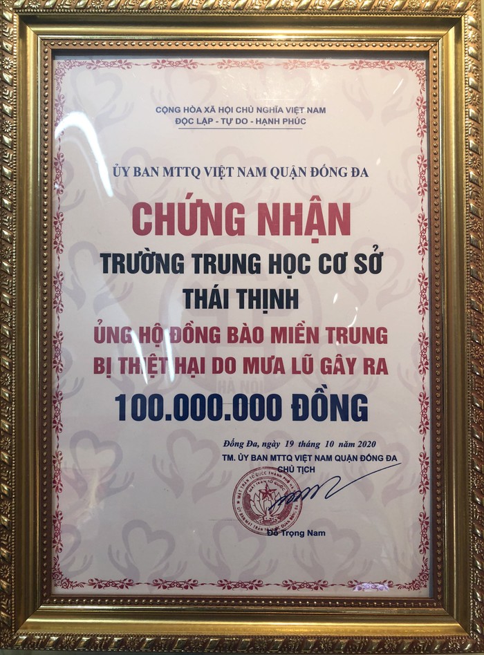 Ủy ban Mặt trận tổ quốc quận Đống Đa, Hà Nội chứng nhận tiền quyên góp ủng hộ đồng bào miền Trung của Trường Trung học cơ sở Thái Thịnh . Ảnh: THCS Thái thịnh.