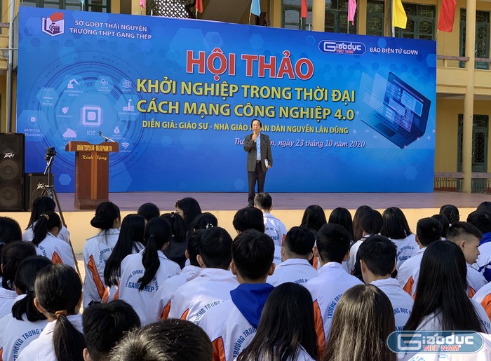 Nhà giáo nhân dân - Giáo sư Nguyễn Lân Dũng nhận được sự chào đón nhiệt liệt từ các thầy cô giáo và hơn 1.400 học sinh Trường Trung học phổ thông Gang Thép. Ảnh: Tùng Dương.