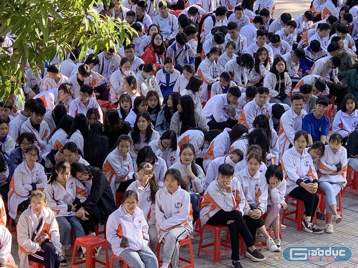 Các em học sinh Trường Trung học phổ thông Gang Thép đang lắng nghe những câu chuyện về “Khởi nghiệp trong thời đại cách mạng công nghiệp 4.0”. Ảnh: Tùng Dương.