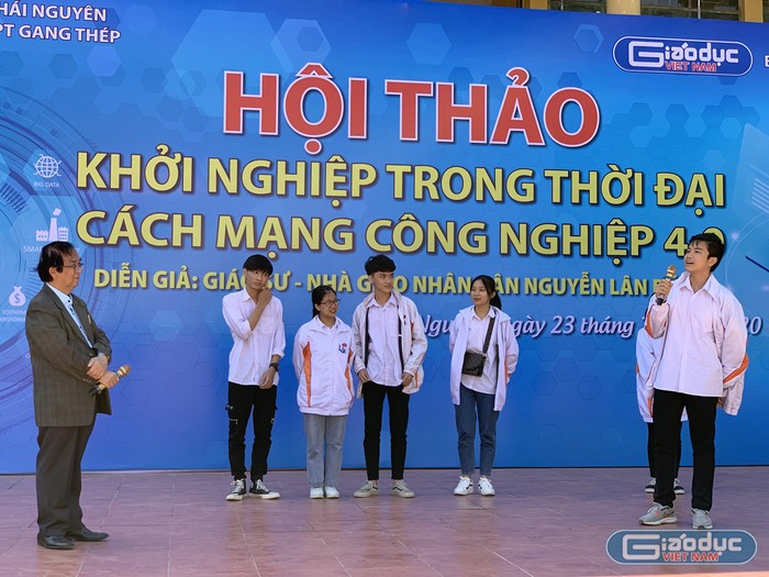 Nhà giáo nhân dân - Giáo sư Nguyễn Lân Dũng đang giao lưu với các em học sinh Trường Trung học phổ thông Gang Thép. Ảnh: Tùng Dương.