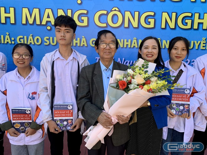 Nhà giáo nhân dân - Giáo sư Nguyễn Lân Dũng chụp ảnh lưu niệm với các em học sinh của Trường Trung học phổ thông Gang Thép tại buổi Hội thảo. Ảnh: Tùng Dương.