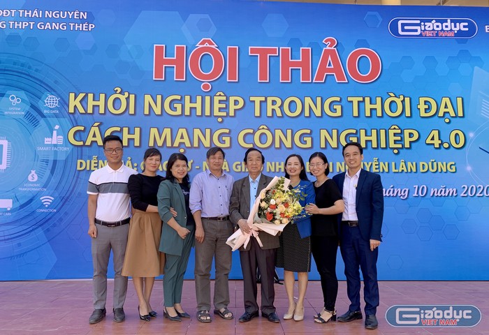 Nhà giáo nhân dân - Giáo sư Nguyễn Lân Dũng chụp ảnh lưu niệm với Ban giám hiệu Trường Trung học phổ thông Gang Thép tại buổi Hội thảo. Ảnh: Tùng Dương.