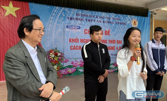 Các em học sinh Trường Trung học phổ thông An Dương Vương (Đông Anh, Hà Nội) tham gia giao lưu với Giáo sư Nguyễn Lân Dũng. Ảnh: Tùng Dương.