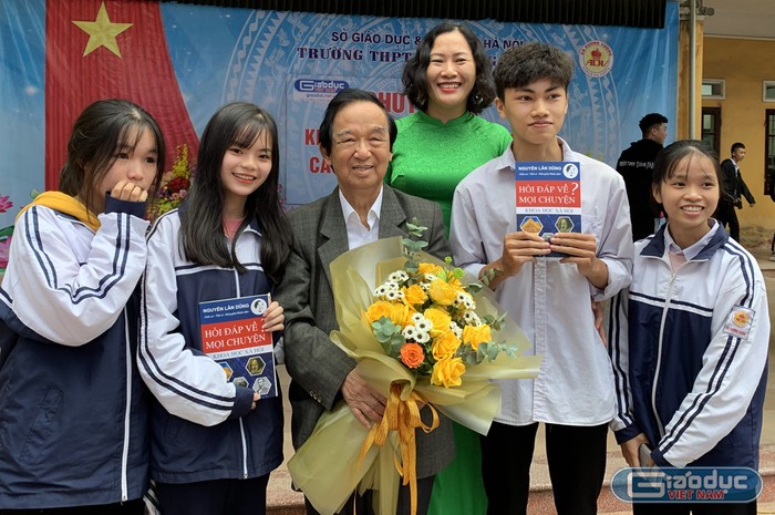 Giáo sư Nguyễn Lân Dũng chụp ảnh lưu niệm với các em học sinh Trường Trung học phổ thông An Dương Vương. Ảnh: Tùng Dương.