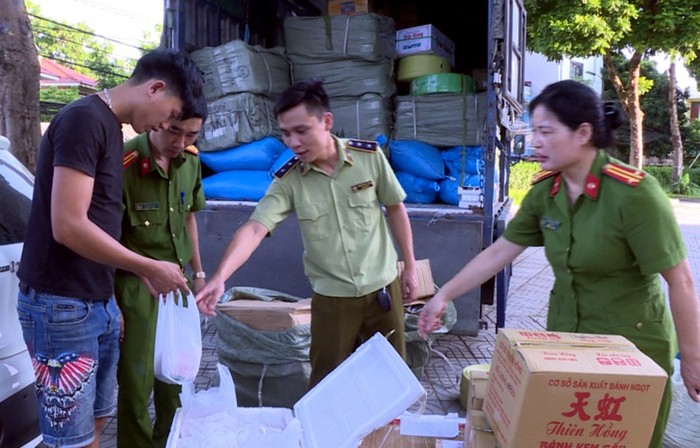 Phiên khai nhận mua số thực phẩm trên tại Hà Nội vận chuyển về Thái Nguyên tiêu thụ nhưng không có hóa đơn, chứng từ chứng minh nguồn gốc, xuất xứ. Ảnh: Dũng Minh.