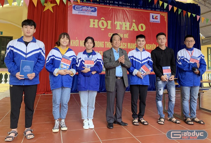 Giáo sư Nguyễn Lân Dũng chụp ảnh lưu niệm với đại diện các em học sinh của trường. Ảnh: Tùng Dương.