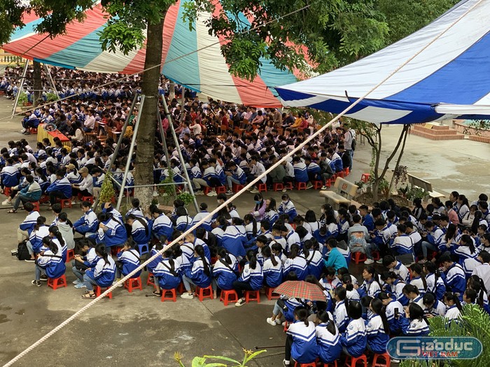 Hơn 1.300 em học sinh Trường Trung học phổ thông Lạng Giang số 2 tham dự buổi hội thảo. Ảnh: Tùng Dương.