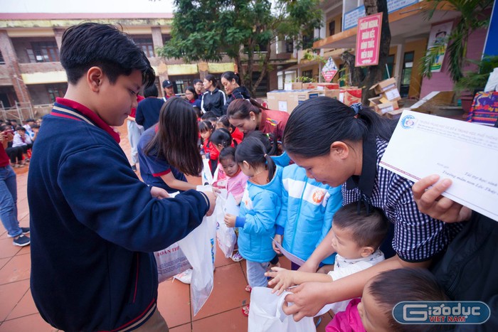 Các em học sinh Trường Trung học phổ thông Đoàn Thị Điểm tham gia trao quà cho trường mầm non tại xã Lộc Thủy, tỉnh Quảng Bình. Ảnh: Hữu Thành.