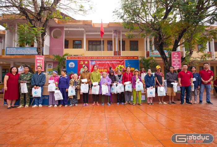 Trường Trung học phổ thông Đoàn Thị Điểm cũng đã trao các phần quà cho một số gia đình đặc biệt khó khăn tại xã Lộc Thủy, tỉnh Quảng Bình. Ảnh: Hữu Thành.