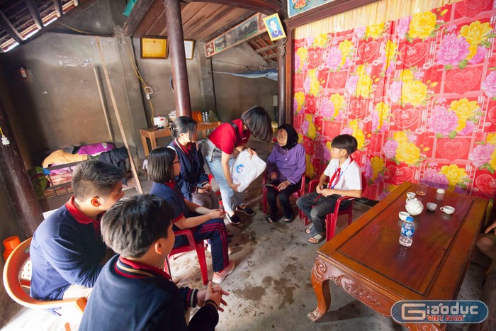 Đại diện Ban giám hiệu Trường Trung học phổ thông Đoàn Thị Điểm đến thăm và trao quà cho một số gia đình có hoàn cảnh khó khăn tại xã Lộc Thủy, tỉnh Quảng Bình. Ảnh: Hữu Thành.