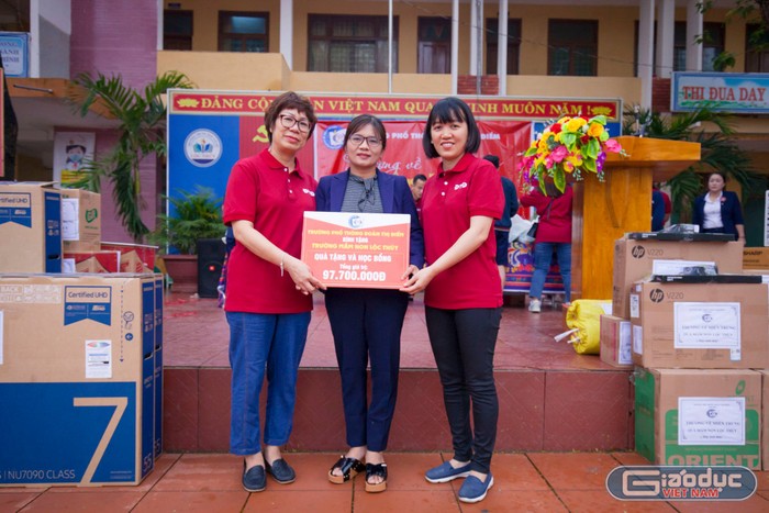 Nhà giáo Vũ Anh Tú - Phó hiệu trưởng Trường Trung học phổ thông Đoàn Thị Điểm (ngoài cùng bên phải ảnh), đại diện ban giám hiệu nhà trường trao quà cho trường mầm non xã Lộc Thủy, tỉnh Quảng Bình. Ảnh: Hữu Thành.