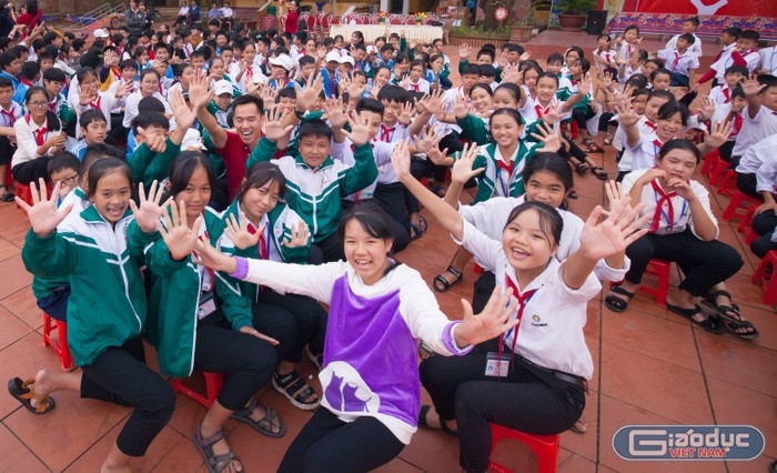Các em học sinh Trường THPT xã Lộc Thủy, tỉnh Quảng Bình vui mừng chào đón các bạn học sinh Trường Trung học phổ thông Đoàn Thị Điểm đến thăm và trao quà. Ảnh: Hữu Thành.