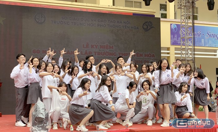Các em học sinh Trường Trung học phổ thông Yên Hòa với tiết mục văn nghệ chào mừng Lễ niệm 60 năm thành lập trường. Ảnh: Tùng Dương.