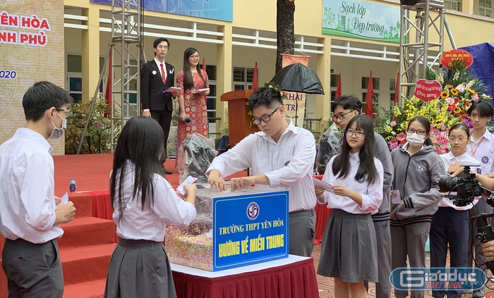 Tại buổi lễ, các em học sinh, thầy cô giáo và các quý vị đại biểu đã tổ chức quyên góp ủng hộ đồng bào miền Trung bị thiên tai, lũ lụt. Ảnh: Tùng Dương.