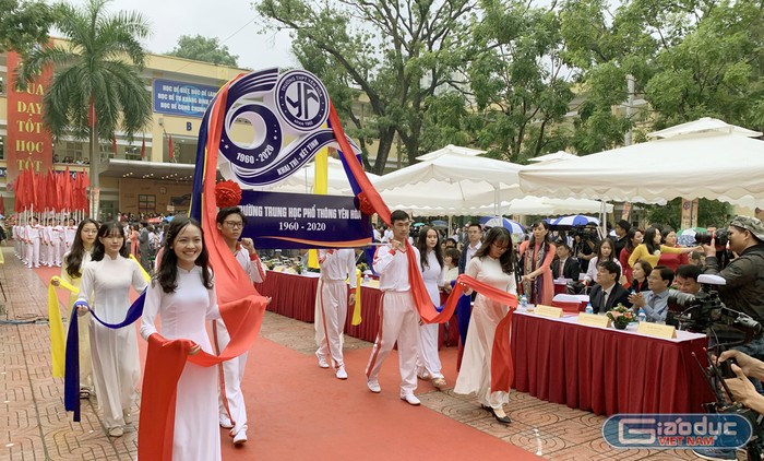 Các em học sinh Trường Trung học phổ thông Yên Hòa, quận Cầu Giấy, Hà Nội trong lễ niệm 60 năm thành lập trường và đón nhận Cờ thi đua của Chính phủ trao tặng. Ảnh: Tùng Dương.