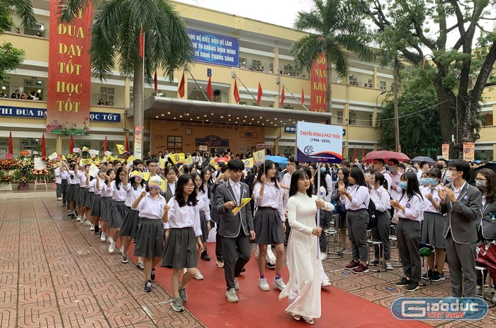Các em học sinh Trường Trung học phổ thông Yên Hòa đại diện cho sự chuyển mình và phát triển của nhà trường. Ảnh: Tùng Dương.