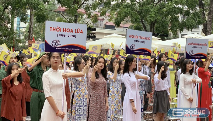 Các em học sinh Trường Trung học phổ thông Yên Hòa đại diện cho các khối lớp trong lễ kỷ niệm. Ảnh: Tùng Dương.