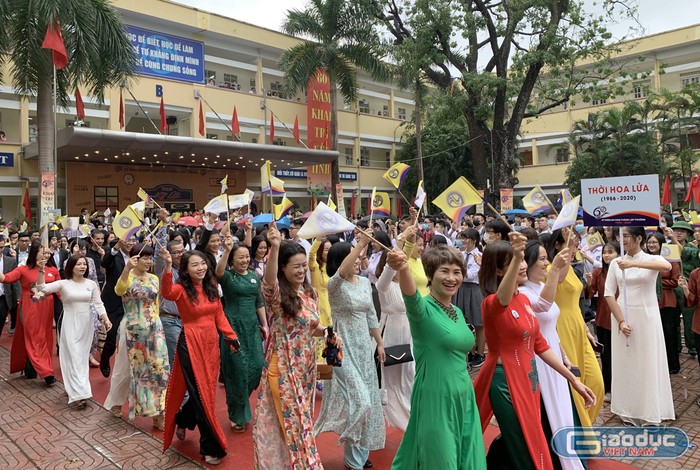 Khối diễu hành là các thầy cô giáo của Trường Trung học phổ thông Yên Hòa trong lễ kỷ niệm. Ảnh: Tùng Dương.