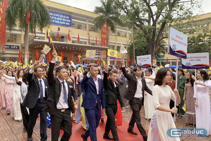 Khối diễu hành đại diện cho các thế hệ giáo viên của Trường Trung học phổ thông Yên Hòa trong lễ kỷ niệm. Ảnh: Tùng Dương.