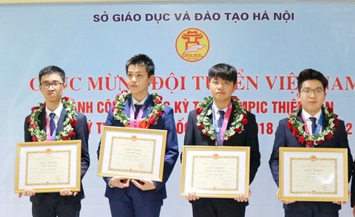 Đây là lần thứ ba đội tuyển Việt Nam tham dự kì thi Olympic Thiên văn và Vật lí thiên văn quốc tế (IOAA) 2018 với đại diện gồm 5 thành viên, cả 5 em đều là học sinh khối chuyên Lý của Trường trung học phổ thông chuyên Hà Nội- Amsterdam. Ảnh: NVCC.