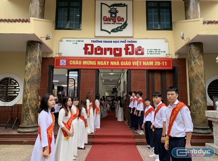 Trường Trung học phổ thông Đông Đô, quận Tây Hồ, Hà Nội đã tổ chức lễ kỷ niệm ngày Nhà giáo Việt Nam và đón nhận Bằng khen của Bộ Giáo dục và Đào tạo cùng Bằng khen của Ủy ban nhân dân Thành phố Hà Nội. Ảnh: Tùng Dương.