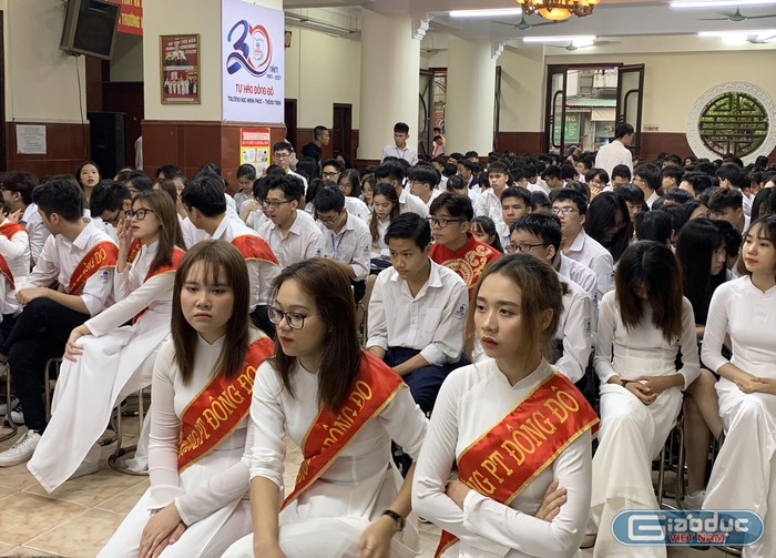 Các em học sinh Trường Trung học phổ thông Đông Đô tham dự lễ kỷ niệm ngày nhà giáo Việt Nam. Ảnh: Tùng Dương.