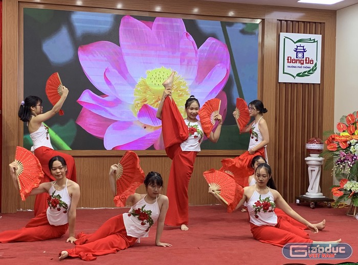 Tiết mục múa tại lễ kỷ niệm ngày Nhà giáo Việt Nam của các em học sinh Trường Trung học phổ thông Đông Đô. Ảnh: Tùng Dương.