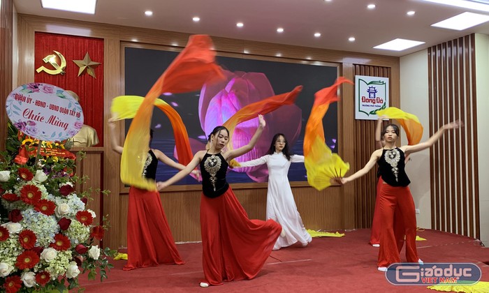 Tiết mục múa tại lễ kỷ niệm ngày nhà giáo Việt Nam của các em học sinh Trường Trung học phổ thông Đông Đô. Ảnh: Tùng Dương.