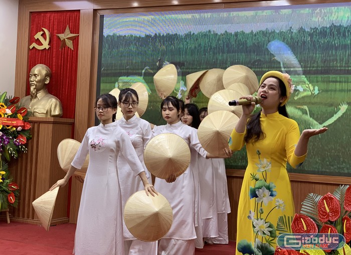 Cô giáo Vương Thị Phương Huế và các em học sinh Trường Trung học phổ thông Đông Đô trong tiết mục múa hát. Ảnh: Tùng Dương.