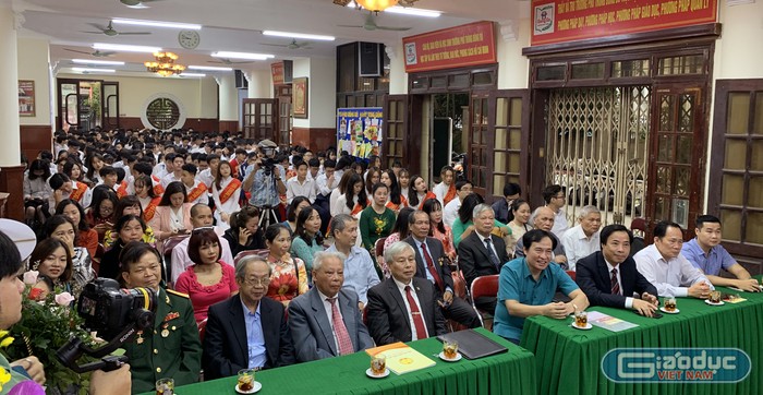 Các đại biểu tham dự lễ kỷ niệm ngày nhà giáo Việt Nam tại Trường Trung học phổ thông Đông Đô. Ảnh: Tùng Dương.