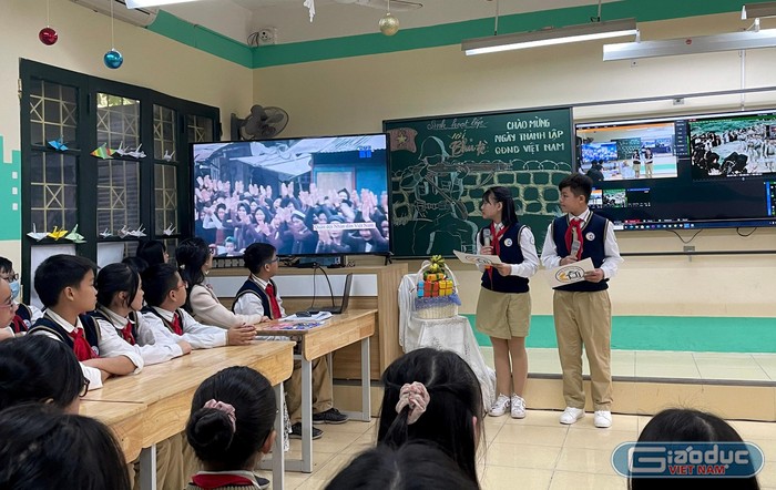 Các em học sinh giới thiệu truyền thống 76 năm của Quân đội nhân dân Việt Nam thông qua video tư liệu. Sau đó là các phần đố vui về lịch sử, truyền thống của Quân đội thông qua 10 câu hỏi trắc nghiệm. Ảnh: Nhà trường cung cấp.