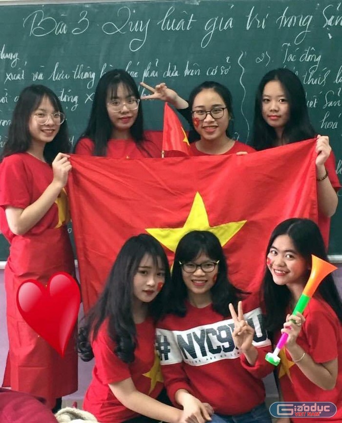 Cô giáo Trang và các em học sinh Trường Nguyễn Bỉnh Khiêm, Cầu Giấy, Hà Nội. Ảnh: Nhân vật cung cấp.
