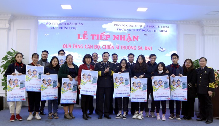 Đồng chí Phó Chủ nhiệm Chính trị Hải quân tặng đoàn công tác của Trường Trung học Đoàn Thị Điểm, Hà Nội lịch Hải quân Nhân dân Việt Nam năm 2021. Ảnh: Mai Liên.