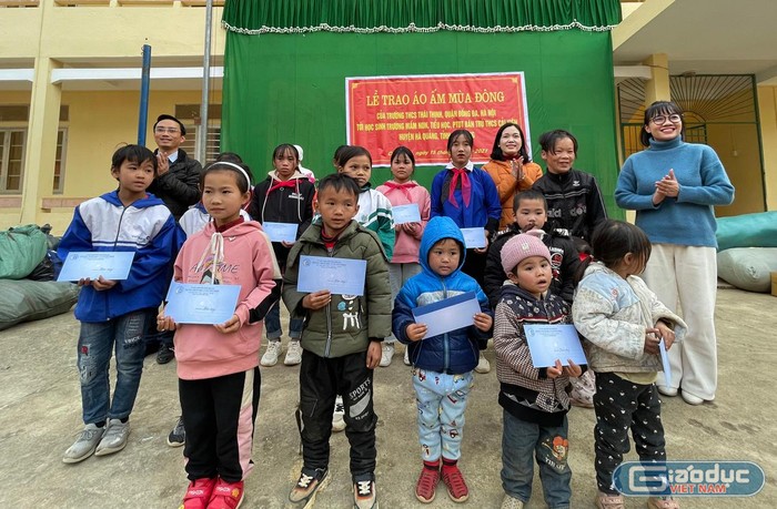 Các em học sinh 3 trường Mầm non, Tiểu học và Trung học cơ sở Cải Viên - huyện Hà Quảng, tỉnh Cao Bằng trong buổi nhận quà tặng. Ảnh: Nhà trường cung cấp.