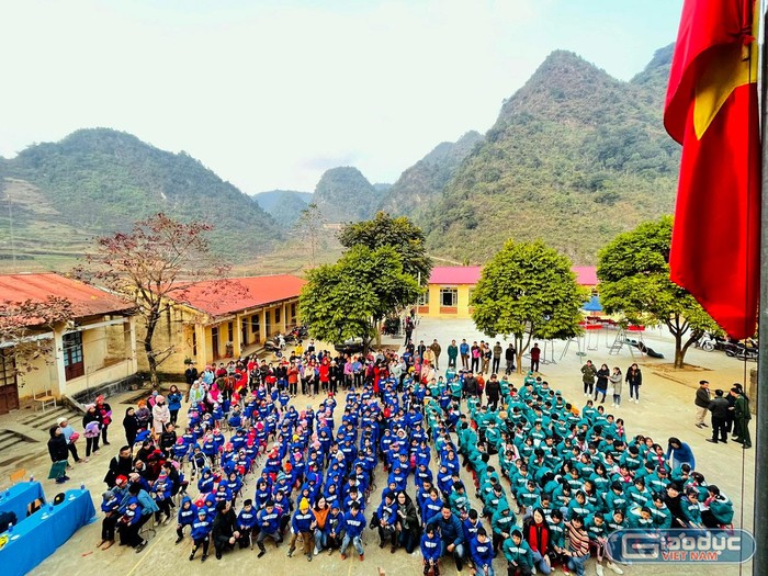 Các em học sinh 3 trường Mầm non, Tiểu học và Trung học cơ sở Cải Viên, huyện Hà Quảng, tỉnh Cao Bằng trong buổi nhận quà trao tặng. Ảnh: Nhà trường cung cấp.