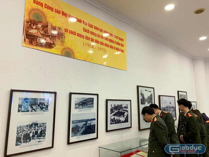 Triển lãm trưng bày trên 200 hình ảnh, hơn 100 tài liệu hiện vật và gần 250 ấn phẩm sách, báo có nội dung về Đảng Cộng sản Việt Nam lãnh đạo Nhân dân ta giành độc lập dân tộc, xây dựng và bảo vệ Tổ quốc. Ảnh: Tùng Dương.