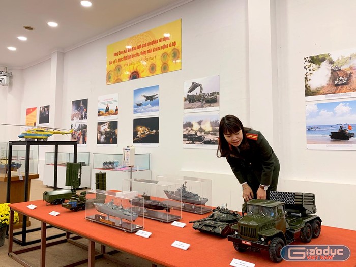 Nhiều trang thiết bị hiện đại về quốc phòng cũng được trưng bày tại triển lãm. Ảnh: Tùng Dương.