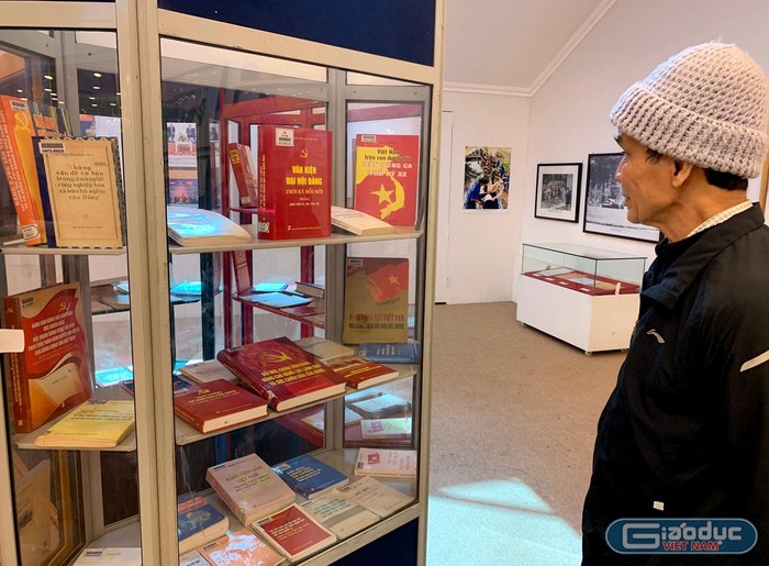 Những tập sách quý về sự phát triển lớn mạnh của Đảng cũng được trưng bày tại triển lãm. Ảnh: Tùng Dương.