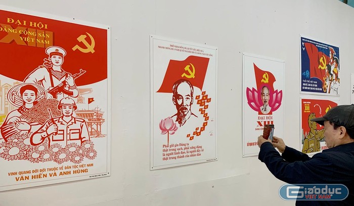 Khu trưng bày gần 60 tranh cổ động tuyên truyền về Đại hội đại biểu toàn quốc lần thứ XIII Đảng Cộng sản Việt Nam. Ảnh: Tùng Dương.