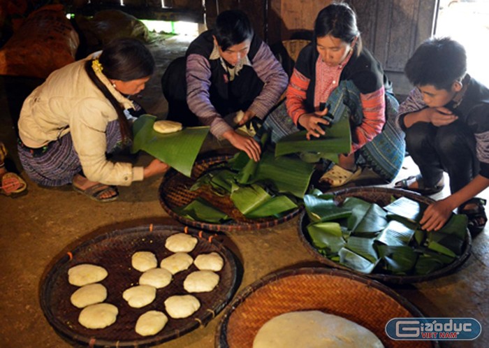 Giã bánh dày, một phong tục của người dân tộc H&apos;Mông vào dịp Tết. Ảnh: G.H.