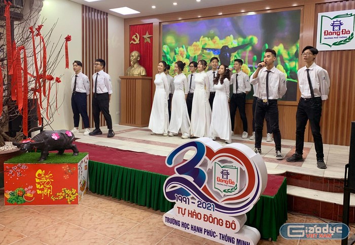 Học sinh Trường Trung học phổ thông Đông Đô với tiết mục &quot;Đảng đã cho ta mùa xuân&quot;. Ảnh: Tùng Dương.